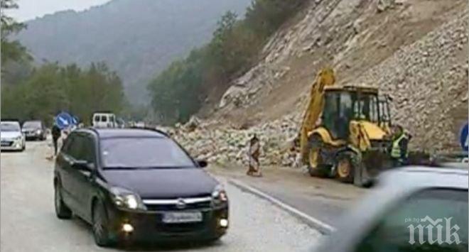 Нападнаха екип на БНТ, докато снима събаряне на скали

