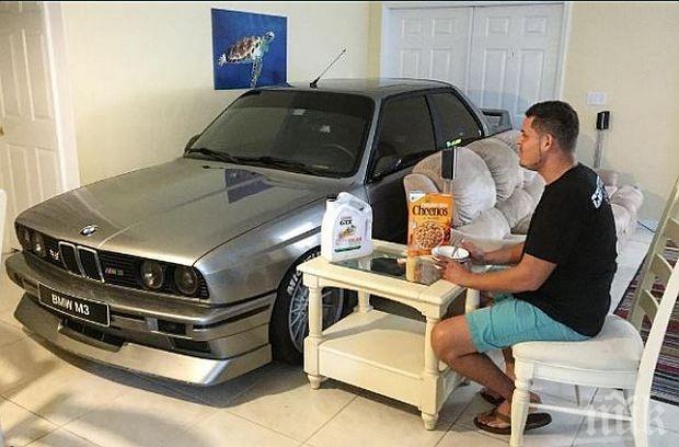 Чешит от Флорида паркирира любимото си беемве в хола, за да го спаси от урагана Матю