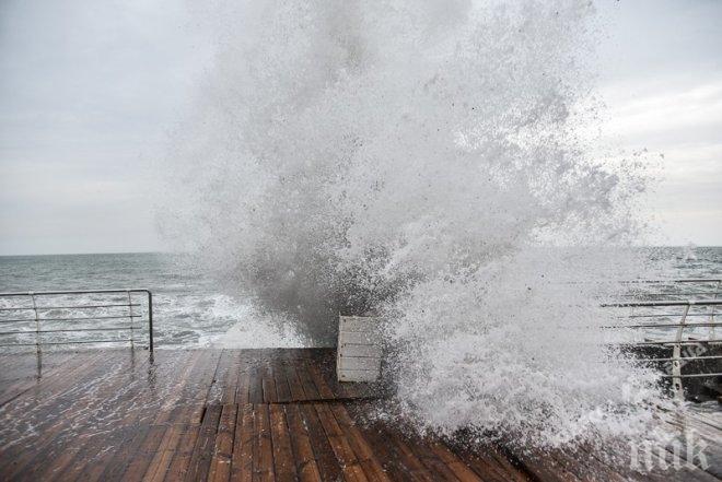 ТРАГЕДИЯ! Силен щорм помита всичко наред в Одеса, има загинали