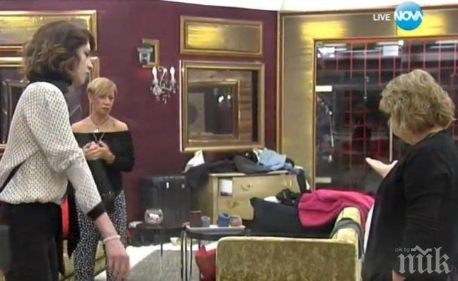 В КЪЩАТА ВРИ И КИПИ! Съквартирантите си ровят в бельото, а оттам изскочиха гащи като корабни платна! Ето кой си вее задника в кюлотите на баба (СНИМКА)