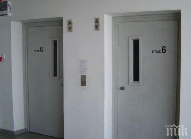 ОТСРОЧКА! Асансьорите без телефон в кабината няма да се спират от Нова година