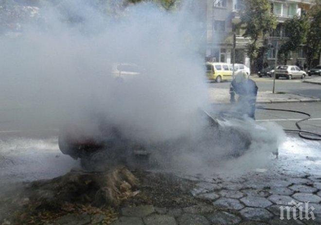 Кола изгоря в центъра на Бургас