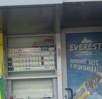 Наглост! Крадци задигнаха и щандовете на магазин в Бургас 