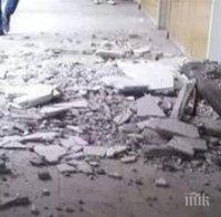 За втори път пада мазилка от тавана на Немската гимназия в Бургас