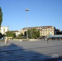 Полицай резбар издялка гигантски кукер за Перник (СНИМКА)