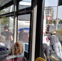 САМО В ПИК: Луд екшън в София, автобус закъса, пътници го бутаха, за да освободят пътя (СНИМКИ)