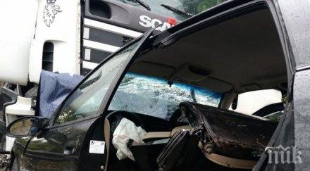 зверско меле шумен камион помете кола шофьорът загина