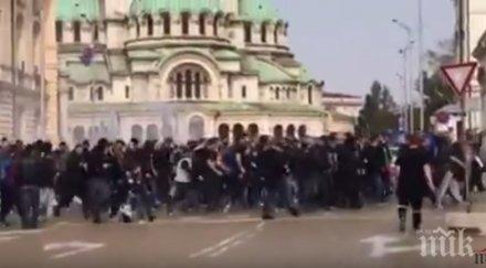 първо пик агитки обстрелват бомби народното събрание полицията бездейства скандално