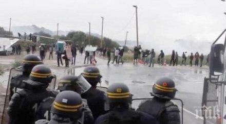 скандал френската полиция краде телефоните обувките мигрантите напускат лагера кале