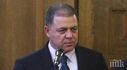 ексклузивно пик военният министър гъне мажоретка парламента