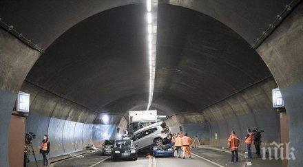 тунела тежка катастрофа взе жертва коли премазани камион снимки