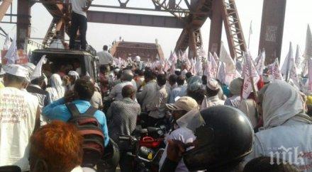 мазало индуисти стъпкаха мост загинаха видео