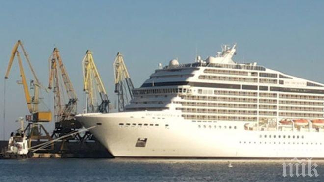 При драконовски мерки за сигурност, лайнерът „Опера” акостира в Бургас