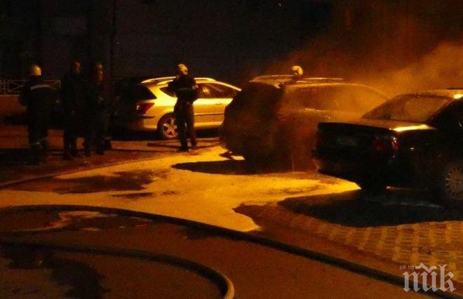 Първи подробности за пожара в Младост! Една от изгорелите коли е на кмета на Панчарево
