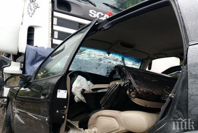 Зверско меле край Шумен! Камион помете кола, шофьорът загина