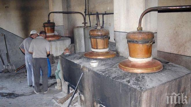 Удар! Полицията разби незаконна фабрика за алкохол