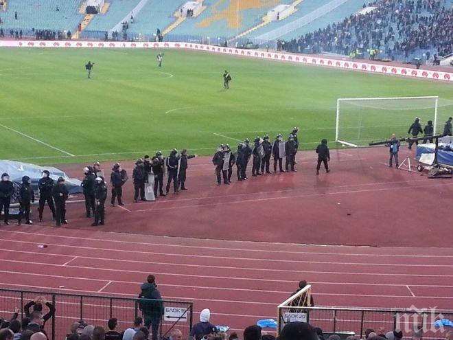 На косъм: Тежковъоръжени полицаи разделиха на сантиметри агитките на сини и червени (СНИМКИ + ВИДЕО)