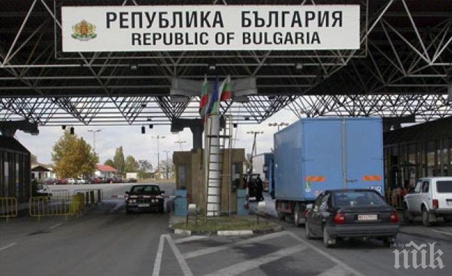 Извънредно: Десетки нашенци висят на границата с Турция