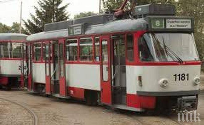 НА РЕЛСИТЕ! Трамвай блъсна кола в „Люлин”, по чудо няма жертви