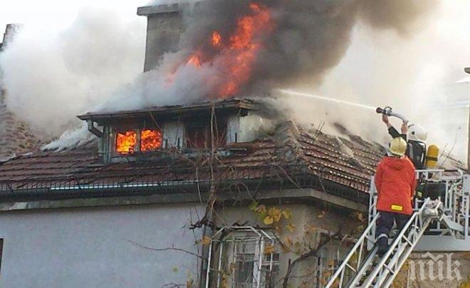 ШОК: Мъж драсна клечката на къщата си и на двете си коли