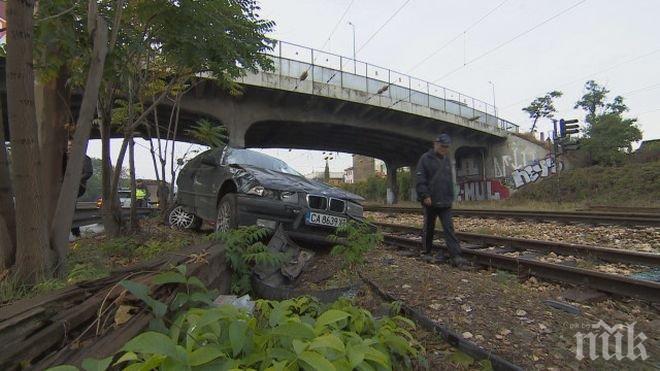 Чудо в столицата! БМВ разби мантинелите и тръгна по релсите на гара Подуяне - няма пострадали 