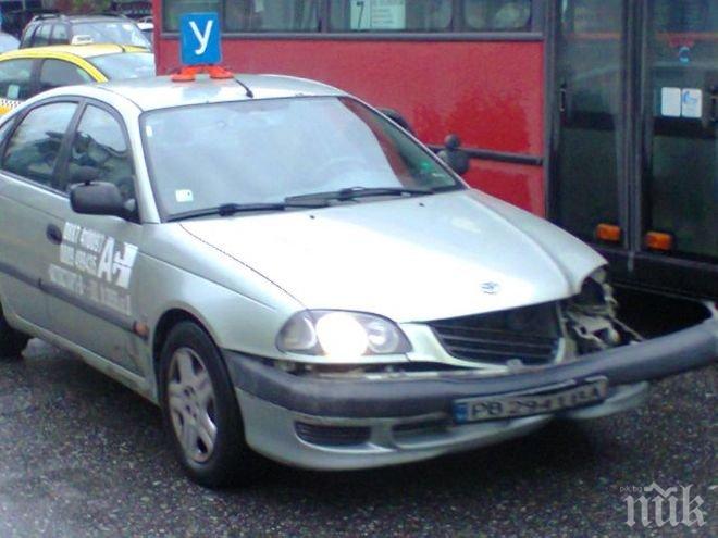 Сакатлък! Учебна кола се напъха под рейс в Пловдив  