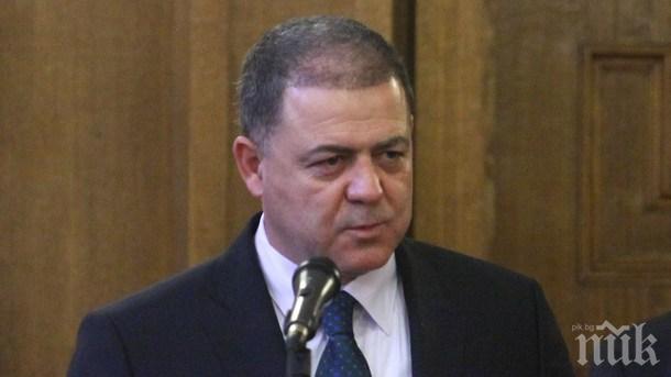 ЕКСКЛУЗИВНО И САМО В ПИК! Военният министър се гъне като мажоретка в парламента