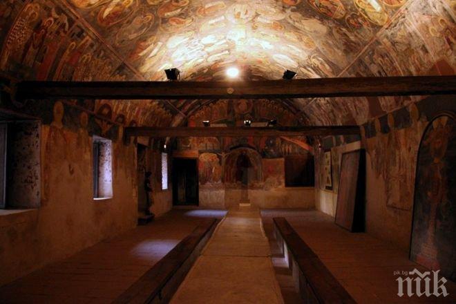 СПЕШНО! Държавата отпуска 300 хил. лв. за вековните стенописи в Бачковския манастир
