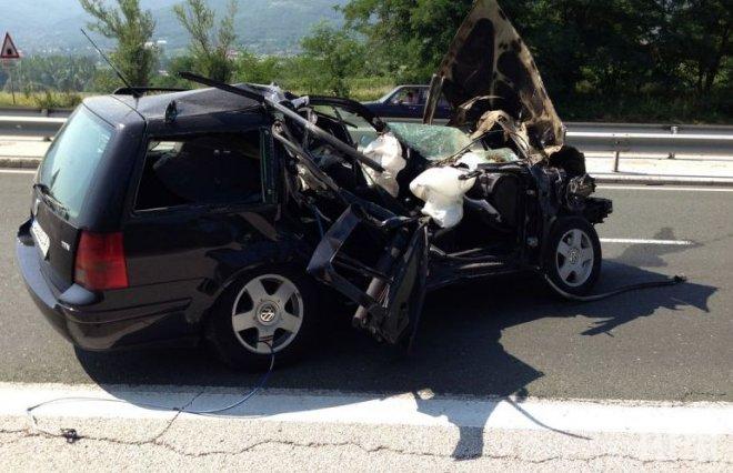 Кола се удари в камион на „Хемус“, трафикът е затруднен