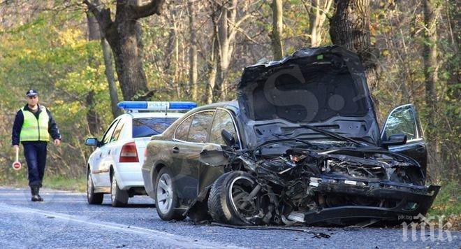 Мъж с БМВ се размаза край Казанлък