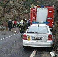 ЖЕСТОКА КАТАСТРОФА! Два тира се помляха в Кресненското дефиле, единият шофьор е затиснат в кабината