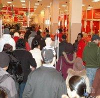 МАСОВА ИСТЕРИЯ! Търговци свалят цените със 70% за Черния петък