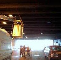 Меле! Камион блъсна автовишка с работници в тунел край Смолян 