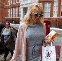 Памела Андерсън пристигна в Гърция