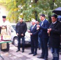 Пловдивският кмет раздава печена скумрия в църква