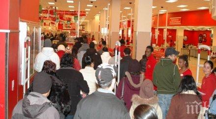 масова истерия търговци свалят цените черния петък