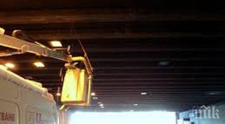 меле камион блъсна автовишка работници тунел смолян