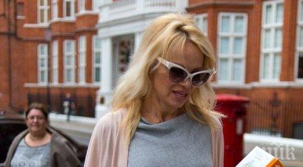 памела андерсън пристигна гърция