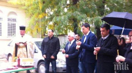 пловдивският кмет раздава печена скумрия църква