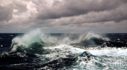 поморие бурното море отнесе рибарските лодки пристанището
