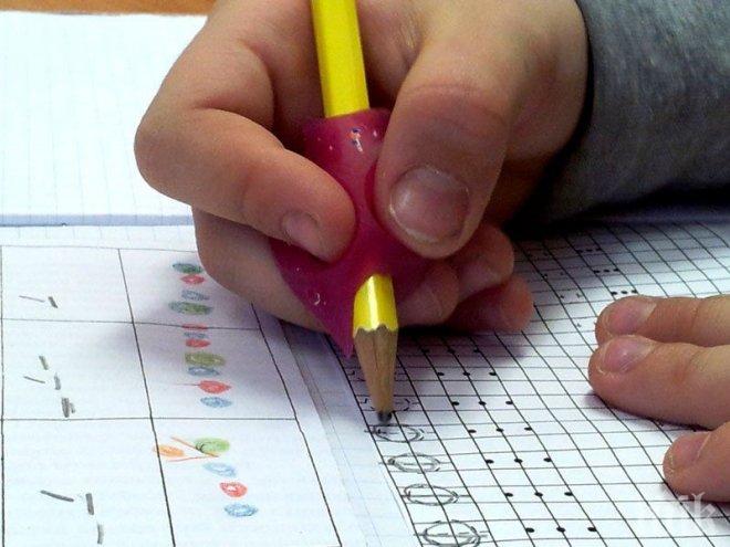 Първокласничка прободе с молив в окото съученик

