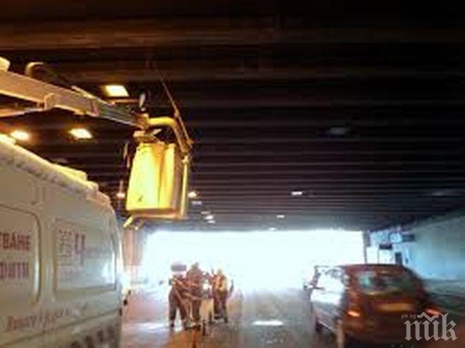 Меле! Камион блъсна автовишка с работници в тунел край Смолян 