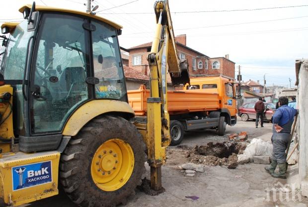 Екшън заради ромска булка! Отритнатият жених гази наред с багер