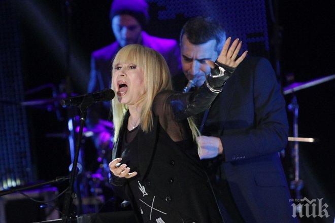 Лили Иванова взе акъла на феновете си с 15-сантиметрови токчета (СНИМКА)