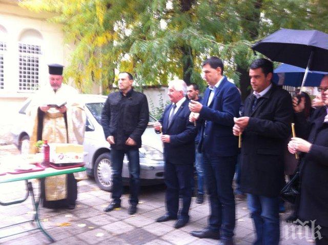 Пловдивският кмет раздава печена скумрия в църква