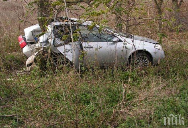 ЖЕСТОК УДАР! 18-годишна заби колата си в дърво, оцеля по чудо