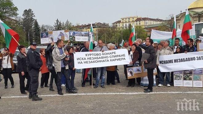 Протест в София срещу кариерата в Куртово Конаре