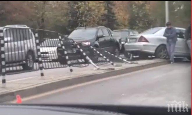 ПЪРВО В ПИК TV! Зверско меле в София - мерцедес отнесе новите мантинели на бул. Ал. Малинов 