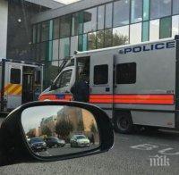 Паника в Лондон, улиците са блокирани! Мъж се барикадира в дома си, държи  взривни устройства (ВИДЕО)