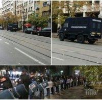 ЕКСКЛУЗИВНО В ПИК! Напрежение в София - в центъра почерня от полицаи за протеста срещу мигрантите (СНИМКИ)
